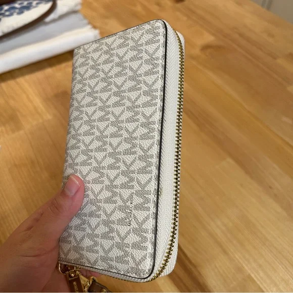 Michael Kors Jet Set Signature Logo Smartphone Wristlet - Picture 4 of 11